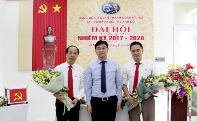 Ông Nguyễn Mạnh Hưng, Tổng Biên tập Báo Tuổi trẻ Thủ đô được bầu làm Bí thư Chi bộ và ông Ngô Vương Tuấn, Phó Tổng biên tập làm Phó Bí thư Chi bộ Báo Tuổi trẻ Thủ đô nhiệm kỳ 2017- 2020.