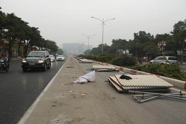 Lớp rào chắn cố định bằng rào tôn cao 2,2m ngăn cách giữa phạm vi thi công và đường lưu thông đã được dỡ bỏ. 