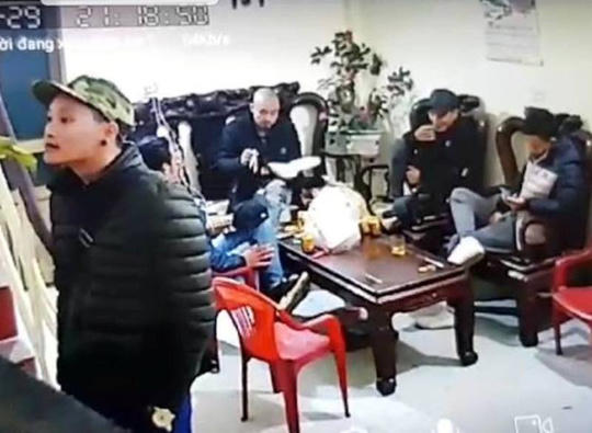 Hình ảnh nhóm thanh niên tới nhà đòi nợ ở lì trong nhà bà Nguyễn Thị Dịu, mang cơm ra ăn vào trưa ngày 3/2 (ngày 29 Tết) - Ảnh cắt từ clip.