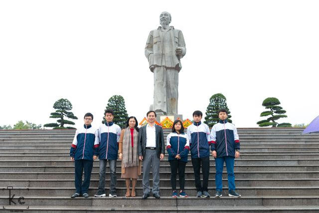 Nguyễn Xuân Quỳnh (thứ 3 từ phải sang) và đội tuyển môn Sinh học Trường THPT chuyên Đại học Vinh chụp ảnh lưu niệm cùng lãnh đạo nhà trường và giáo viên bồi dưỡng. (Ảnh: Vinhuni.edu)