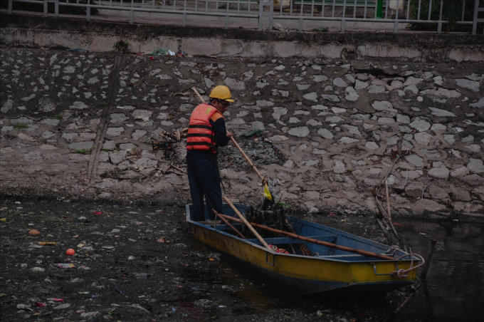 Chị Hoa, một người bán nước ven sông Tô Lịch, cho biết: “Không khí ở đây ô nhiễm kinh khủng. Vậy mà nhiều người còn mang thêm rác ra vứt, sống ở đây lâu như vậy rồi mà tôi vẫn không thể quen mùi thối này. Ngồi bán nước, tôi thấy ngày nào mấy người công nhân này cũng đi thu rác từ 7h30 đến 11h30 sáng. Buổi chiều lại bắt đầu từ 13h30 đến 16h30 nhưng rác vẫn ngập ngụa”.