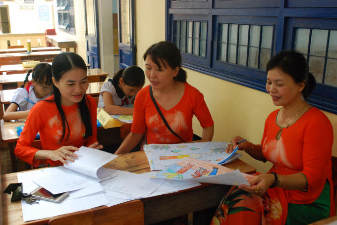 Các giáo viên hồ hởi khi các bài thi đều có chất lượng cao, thể hiện sự sáng tạo của trẻ.