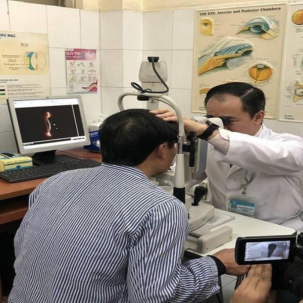 Các bác sĩ lựa chọn 2 trường hợp nhận giác mạc của bé Hải An.