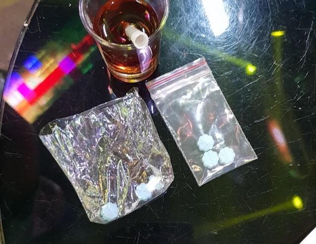 Những viên nén nghi ma tuý được tìm thấy trên caác bàn trong quán bar.