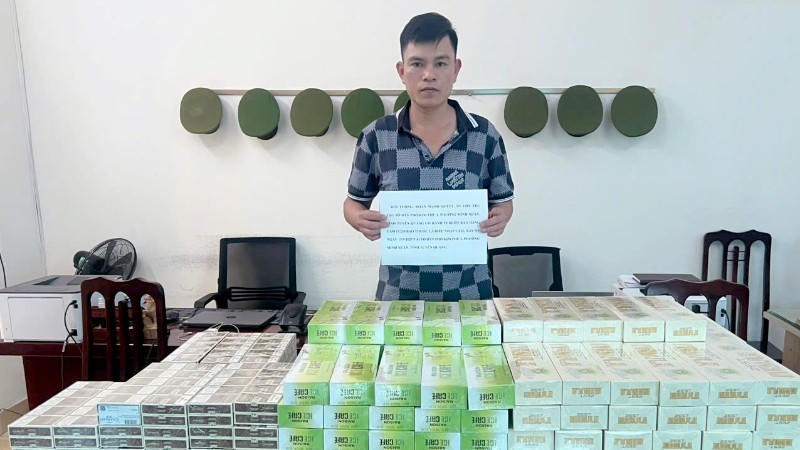 Đối tượng Đoàn Mạnh Quyết cùng 3.500 bao thuốc lá điếu nhập lậu bị thu giữ tại Cơ quan Cảnh sát điều tra Công an tỉnh Tuyên Quang. (Ảnh: Công an Tuyên Quang).
