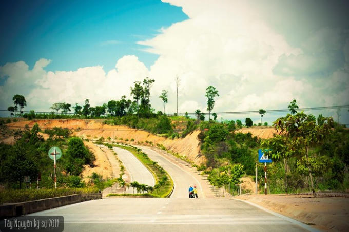 Nếu di chuyển bằng xe máy, thì hãy lưu ý đi đúng tốc độ, và chú ý hỏi đường vì đường đi khá khó khăn.