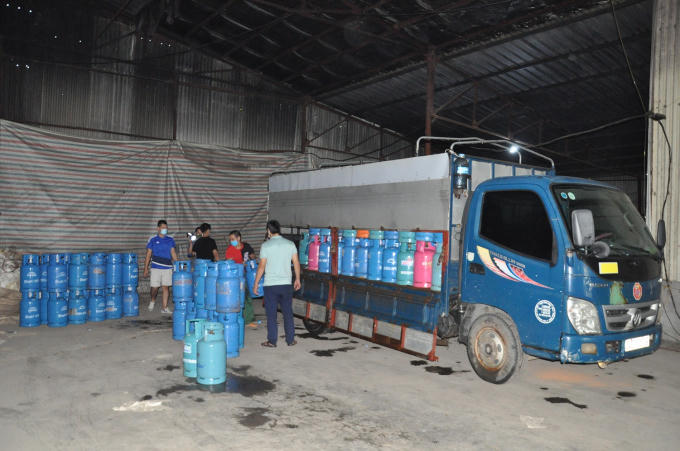 Tại hiện trường, lực lượng chức năng phát hiện 5 đối tượng đang tiến hành sang chiết khí ga từ bồn chứa LPG loại 12 tấn sang các bình ga loại 12kg của các hãng khác nhau.