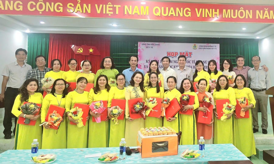 Giám đốc Sở Y tế Kiên Giang chụp ảnh kỷ niệm cùng lãnh đạo, cán bộ, công chức, viên chức và người lao động đang công tác trong lĩnh vực y tế tỉnh Kiên Giang nhân buổi họp mặt