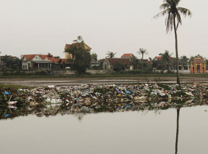 Rác thải cũng tràn lan dọc bờ sông tại xã Quảng Lộc.