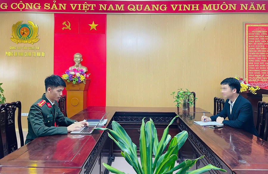 Cơ quan Công an làm việc với trường hợp vi phạm - Ảnh Công an Nghệ An.