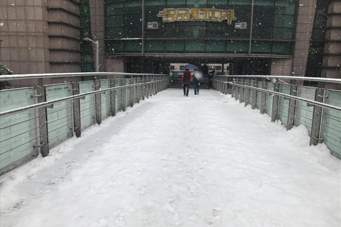 Lối vào SVĐ Thường Châu ngập trắng trong tuyết. Ảnh: Vĩnh Mơ