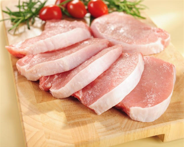 Thông thường lợn siêu nạc được ăn hóa chất nên lớp mỡ mỏng hẳn đi, có khi dày chưa đến 1cm, trong khi lớp mỡ của thịt lợn bình thường khoảng 1,5-2cm.