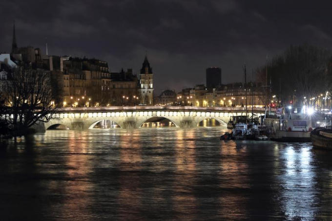 Thủ đ&ocirc; Paris ch&igrave;m trong biển nước