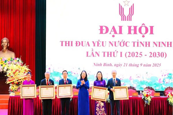 Phó Chủ tịch nước Võ Thị Ánh Xuân trao Huân chương Lao động cho các đồng chí lãnh đạo, nguyên lãnh đạo tỉnh.