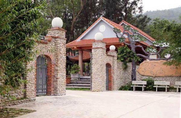 Cổng vào khu trang trại kết hợp du lịch sinh thái, nghỉ dưỡng tại xã Hạ Long, huyện Vân Đồn. Ảnh: Trọng Tài.