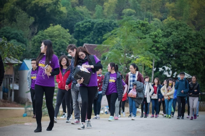 Tú Anh cùng đoàn thiện nguyện vượt qua giá rét mang lại niềm vui cho bà con vùng núi .