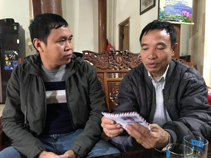 Thầy lang Vi Văn Hùng cùng chiếc phong bì được một "cán bộ mới" trả lại sau sự việc. Hiện ông Hùng vẫn chưa mở chiếc phong bì.