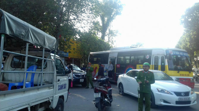 Lực lượng chức năng quận Hai Bà Trưng ra quân xử lý vi phạm trên.