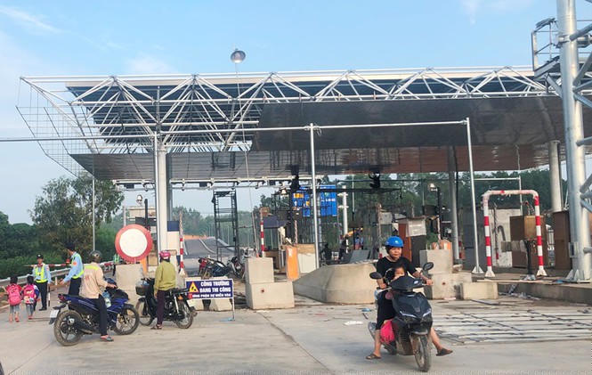 Người dân địa phương tiếp cận cao tốc và đường gom tại các ngã rẽ lên xuống đều bị bảo vệ cản lại.