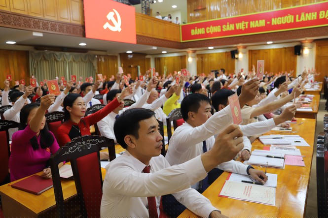 Các đại biểu biểu quyết tại Đại hội.