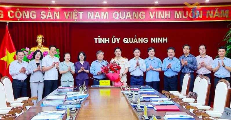 Ban Thường vụ Tỉnh ủy Quảng Ninh tặng hoa chúc mừng ông Trần Văn Phúc - Giám đốc Công an tỉnh Quảng Ninh được thăng cấp bậc hàm Thiếu tướng. (Ảnh: Thu Chung)