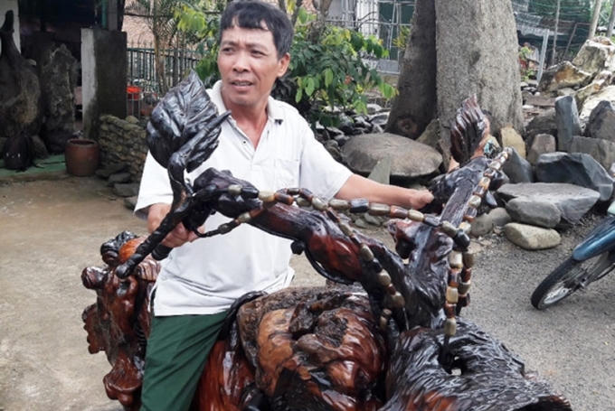 “Có nhiều lúc tưởng chừng như ý tưởng không thực hiện được, nhưng vì lòng đam mê tôi quyết tâm tôi lặn lội vào những vùng quê xa xôi, hẻo lánh để sưu tầm những thớ gỗ bỏ đi về tận dụng làm mới nên được sản phẩm như ngày hôm nay” - ông Sơn nói.