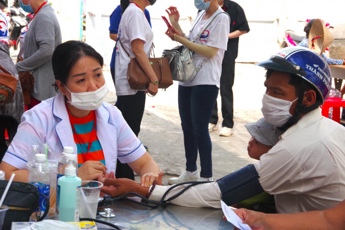 Các y, bác sĩ thuộc Nhóm KBNĐ Trái tim nhỏ tận tình khám bệnh và tư vấn sức khỏe cho người dân địa phương