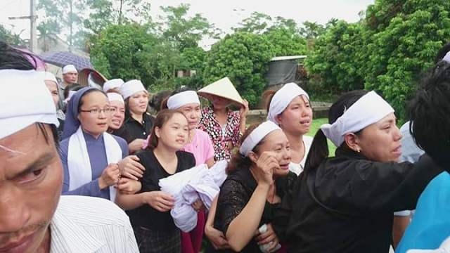 Gia đình và người thân đau buồn tiễn đưa Nữ giám thị Phạm Thị Oanh về nơi an nghỉ cuối cùng.