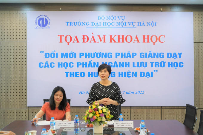TS. Lê Thanh Huyền, Phó Hiệu trưởng Nhà trường phát biểu khai mạc tại Tọa đàm