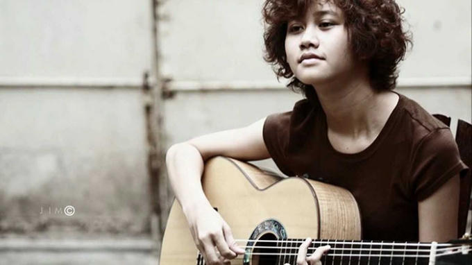 Song hành cùng lời ca, tiếng đàn của pa  La Grande Sophie là ca sỹ trẻ Lê Cát Trọng Lý. Ảnh: Internet