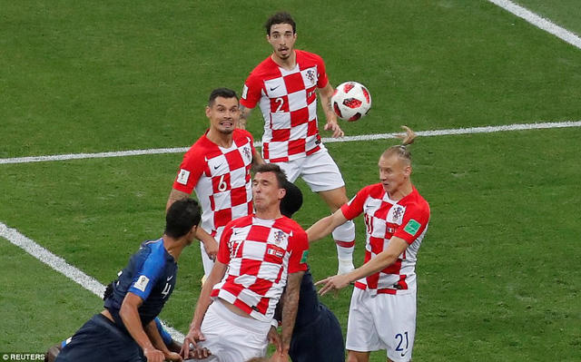 Mandzukic đánh đầu phản lưới nhà đầy đáng tiếc