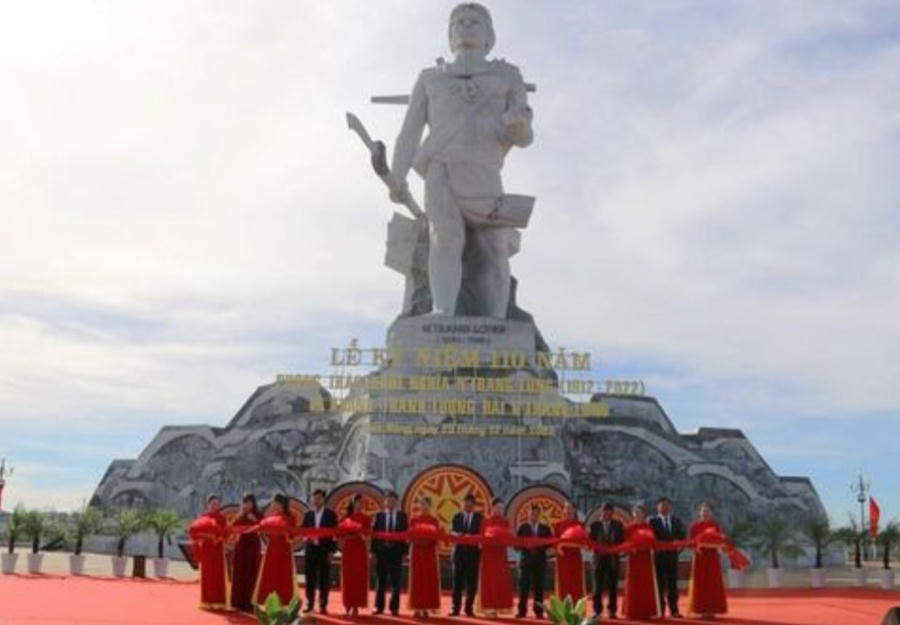 Các đại biểu cắt băng khánh thành Tượng đài N'Trang Lơng. (Ảnh: V.L)
