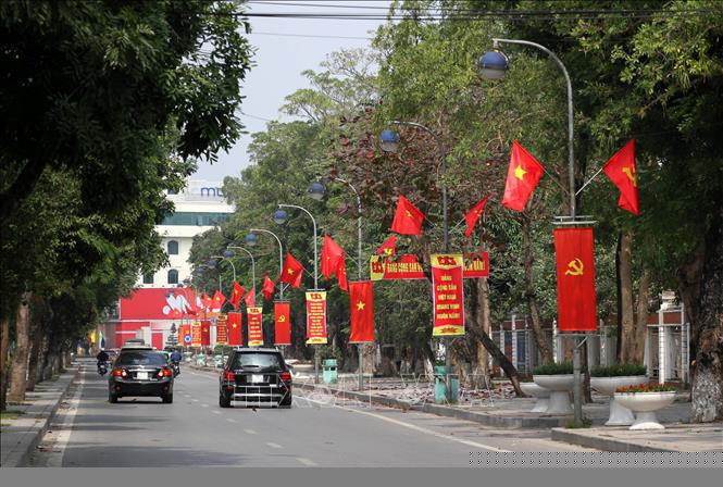 Cờ, panô, áp phích chào mừng Đại hội đại biểu toàn quốc lần thứ XIII của Đảng tại tỉnh Nghệ An. Ảnh: Văn Tý/TTXVN
