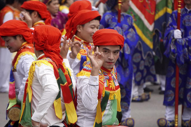 Hà Nội: Trai làng lả lơi trong màn