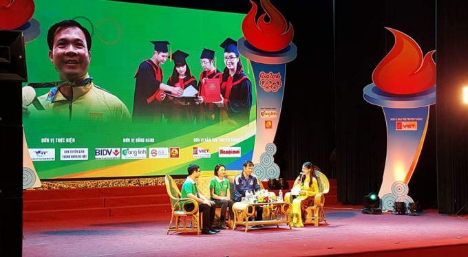 Xạ thủ Hoàng Xuân Vinh và đại diện thủ khoa xuất sắc giao lưu trên sân khấu.