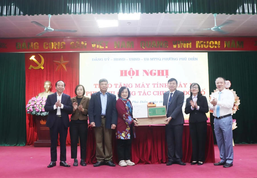 Đại diện 5 tổ dân phố được UBND phường Phúc Diễn tặng máy tính, máy in.