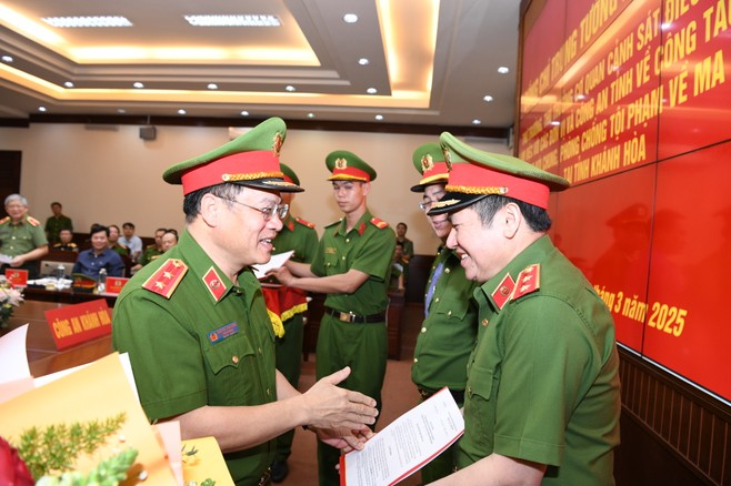 Trung tướng Nguyễn Văn Long, Thứ trưởng, Thủ trưởng Cơ quan Cảnh sát điều tra Bộ Công an trao Quyết định khen thưởng của Bộ công an cho Trung tướng Nguyễn Văn Viện, Cục trưởng Cục Cảnh sát ĐTTP về ma túy.