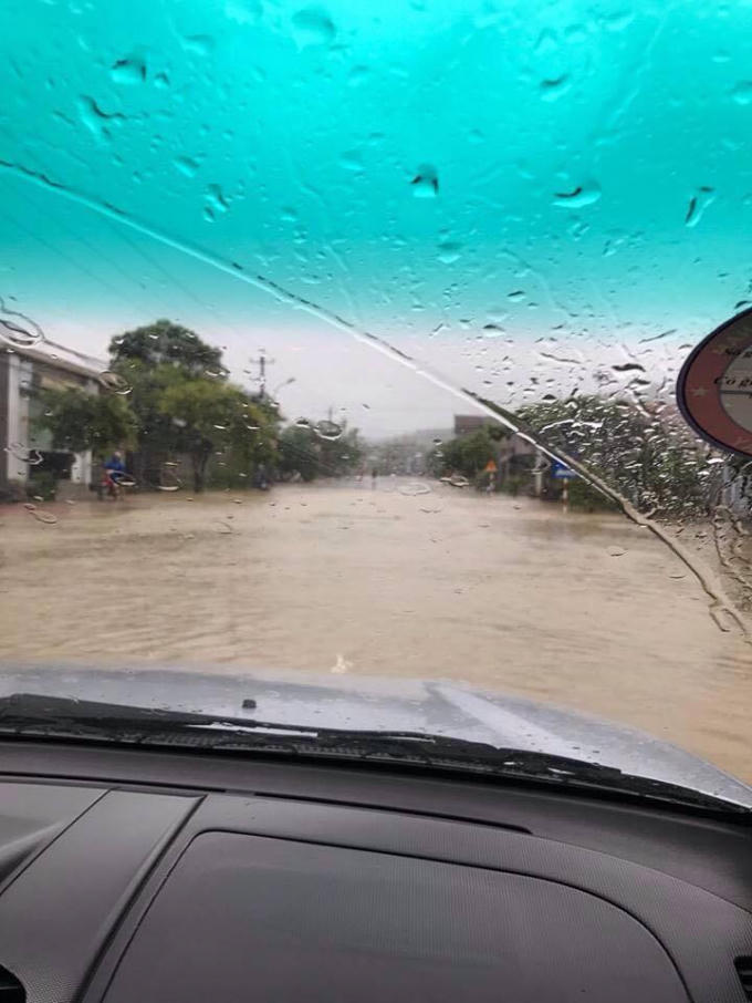 Những th&ocirc;ng tin mới nhất về b&atilde;o số 10: Th&aacute;p truyền h&igrave;nh Thị x&atilde; Kỳ Anh, H&agrave; Tĩnh đ&atilde; đổ sập