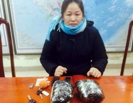 Đối tượng Nguyễn Thị Liễu và tang vật bị thu giữ tại cơ quan điều tra Công an quận Hoàn Kiếm. (Ảnh: Đông Bắc)