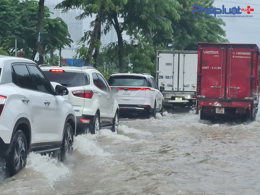 Các phương tiện di chuyển khó khăn trên tuyến đường Trịnh Văn Bô do 1 phần làn đường ngập sâu trong nước.