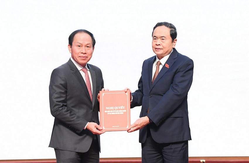 Chủ tịch Quốc hội Trần Thanh Mẫn trao Nghị quyết của Quốc hội về tổ chức chính quyền đô thị TP Hải Phòng.