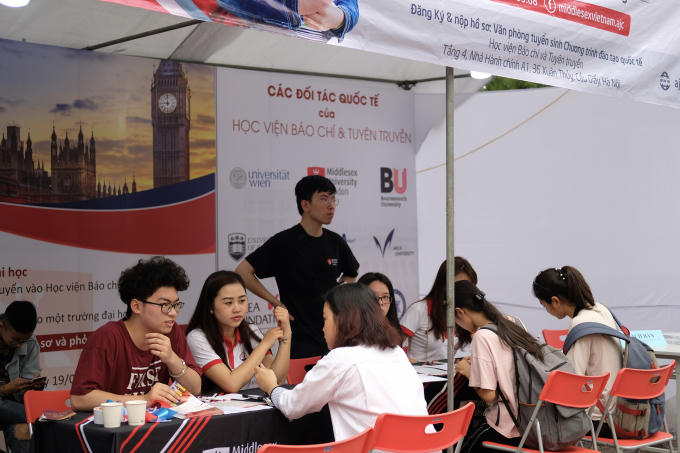Hình ảnh tư vấn tuyển sinh tại các gian hàng