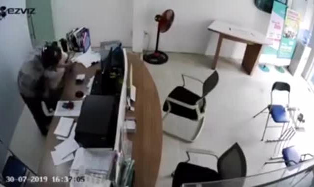 Clip nữ nhân viên quật ngã đối tượng đang dùng dao kề vào cổ để cướp tài sản