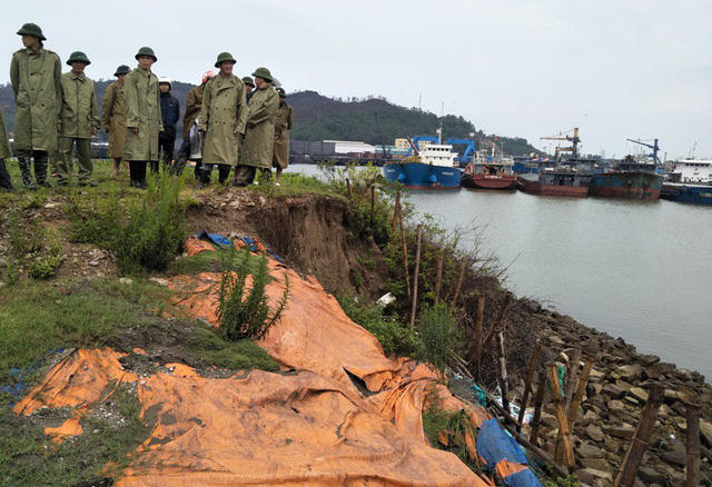 Ông Lê Anh Tuấn - Phó Chủ tịch UBND tỉnh Thanh Hóa chỉ đạo công tác phòng chống bão tại huyện Tĩnh Gia.