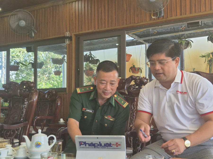 Trung tá Đào Xuân Nguyên – Chính trị viên Đồn Biên phòng Trà Cổ khẳng định, Pháp luật Plus hỗ trợ rất lớn cho lực lượng Biên phòng trong việc xây dựng thế trận Biên phòng toàn dân vững mạnh (Ảnh: Trung tá Đào Xuân Nguyên đọc báo điện tử cùng phóng viên Nguyễn Quang, chuyên trang Pháp luật Plus).