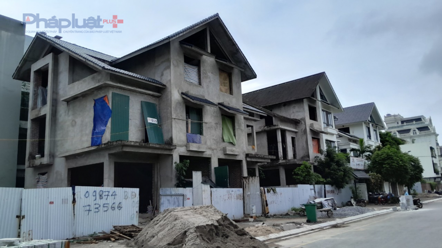 Theo ghi nhận của Phóng viên vào đầu tháng 5/2024, tại dự án Khu nhà ở Minh Tâm có một số căn đã hoàn thiện và một số căn bỏ dở và cũng có một số căn đang có công nhân thi công bên trong.