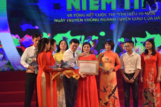 Ủy viên Bộ Chính trị, Bí thư Trung ương Đảng, Trưởng Ban Tuyên giáo Trung ương Võ Văn Thưởng tặng Giấy chứng nhận cho các cá nhân đoạt giải Nhất.