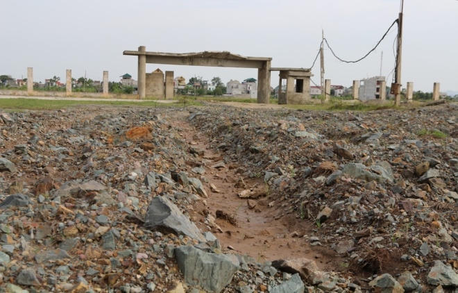 Trong tường bao, đất, đá ngổn ngang.