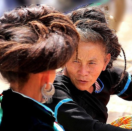 Đồng bào người H' Mông ngồi sưởi nắng và tâm sự sau những ngày bộn bề công việc.