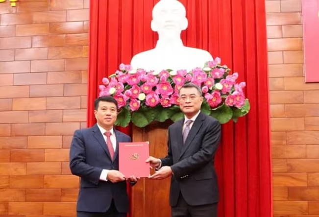 Đồng chí Lê Minh Hưng trao quyết định về công tác cán bộ cho đồng chí Y Thanh Hà Niê KĐăm.